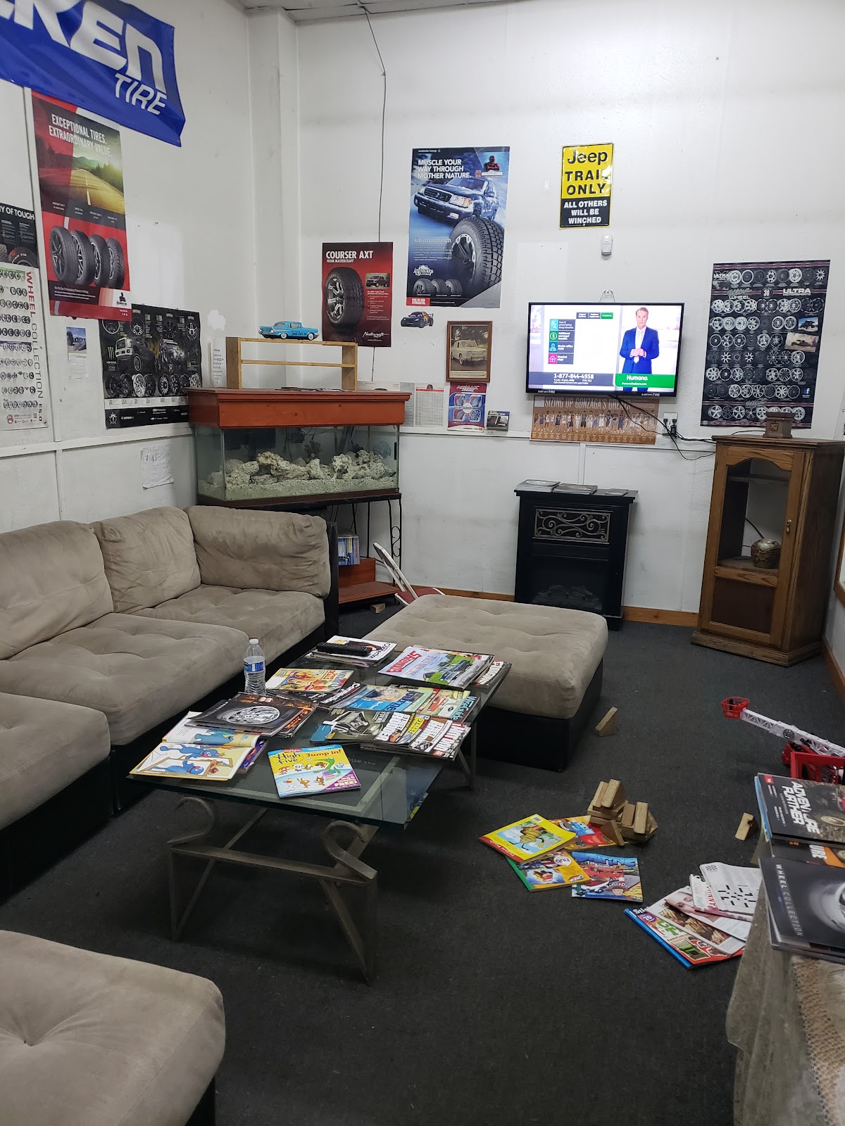 The customer waiting lounge at Judd Lee's Tire